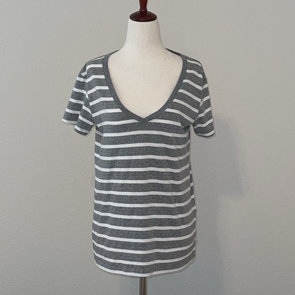 LEVI’S Gray Striped Short Sleeve V Neck T Shirt Sz. MD